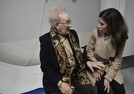 Josefa García charla con su enfermera, Margarita Cerezo, este viernes en el centro de salud de Floridablanca, en Murcia.