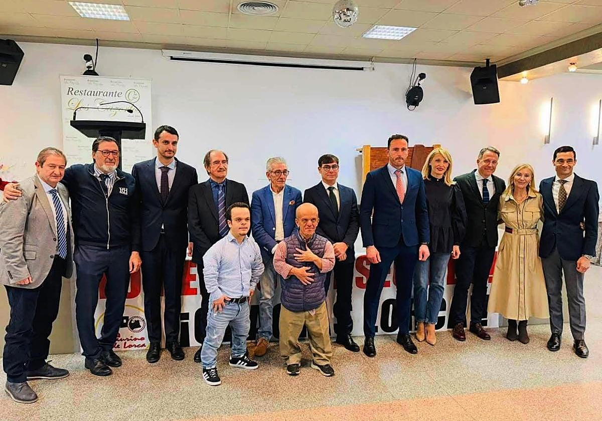 Los premiados en la gala del Club Taurino de Lorca, tras finalizar el acto. A la derecha, el torero lorquino Paco Ureña.