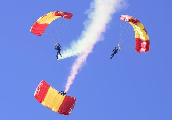 Tres paracaidistas, ayer, durante uno de los ejercicios de la exhibición aérea.