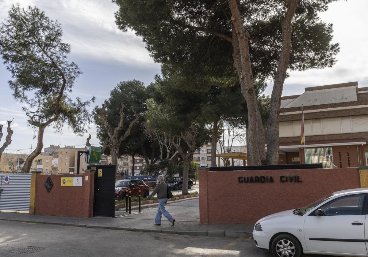 Una mujer pasa frente a la puerta de una de las sedes que la Guardia Civil tiene en Cartagena en el antiguo colegio Antonio Arévalo.