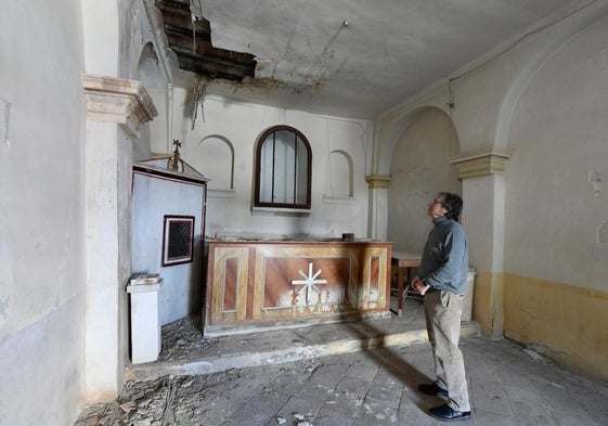 Francisco Galera observa los daños en el interior de la ermita.