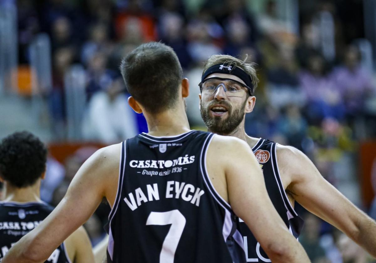 Van Eyck y Hermanson celebran ante Cantabria.