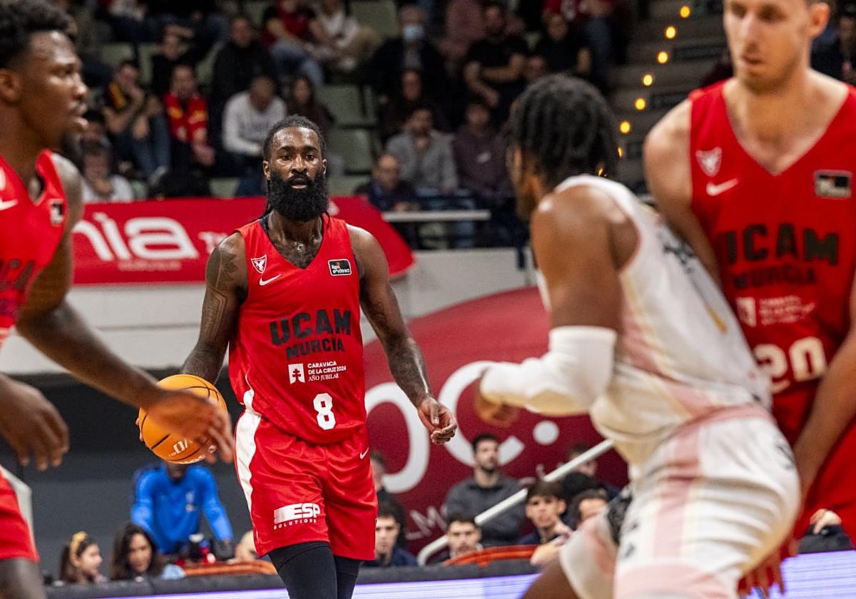 Vladimir Brodziansky ofrece un bloqueo directo a Howard Sant-Roos, conductor del balón, en el partido ante el Hiopos Lleida.