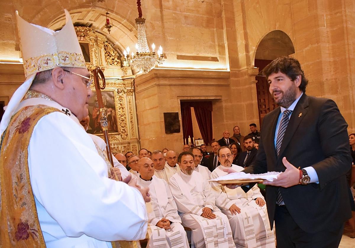 López Miras entrega la Bandeja de Purificadores al arzobispo de Granada en la Apertura del Año Jubilar.