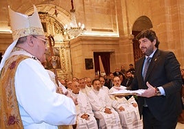 López Miras entrega la Bandeja de Purificadores al arzobispo de Granada en la Apertura del Año Jubilar.