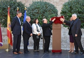 El arzobispo de Santiago de Compostela, Francisco Prieto, y monseñor Lorca Planes descubren el hito conmemorativo del I Encuentro de Ciudades Jubilares en el claustro de la basílica.