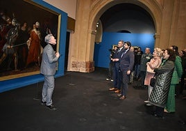 Nacho Ruiz, comisario de la exposición 'El Siglo de Tegeo', explicando a las autoridades durante la inauguración.