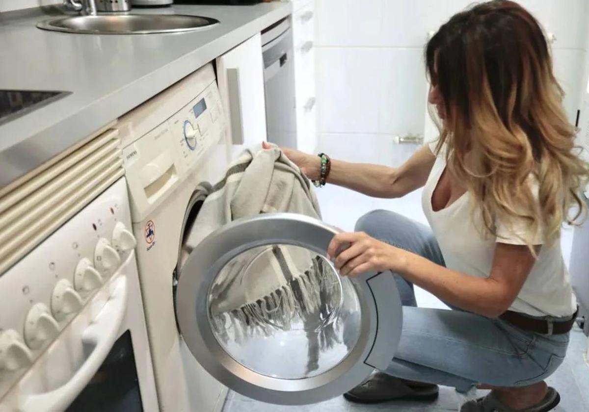 Una mujer poniendo la lavadora, en una imagen de archivo.