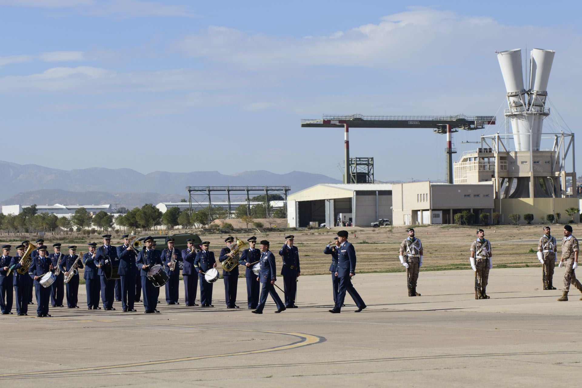 Las imágenes del aniversario de la Escuela Militar de Paracaidismo Méndez Parada de Alcantarilla