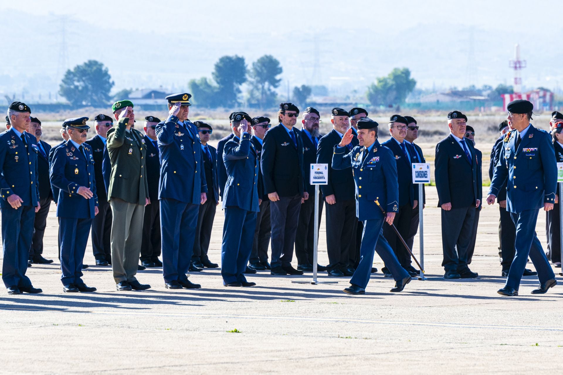 Las imágenes del aniversario de la Escuela Militar de Paracaidismo Méndez Parada de Alcantarilla