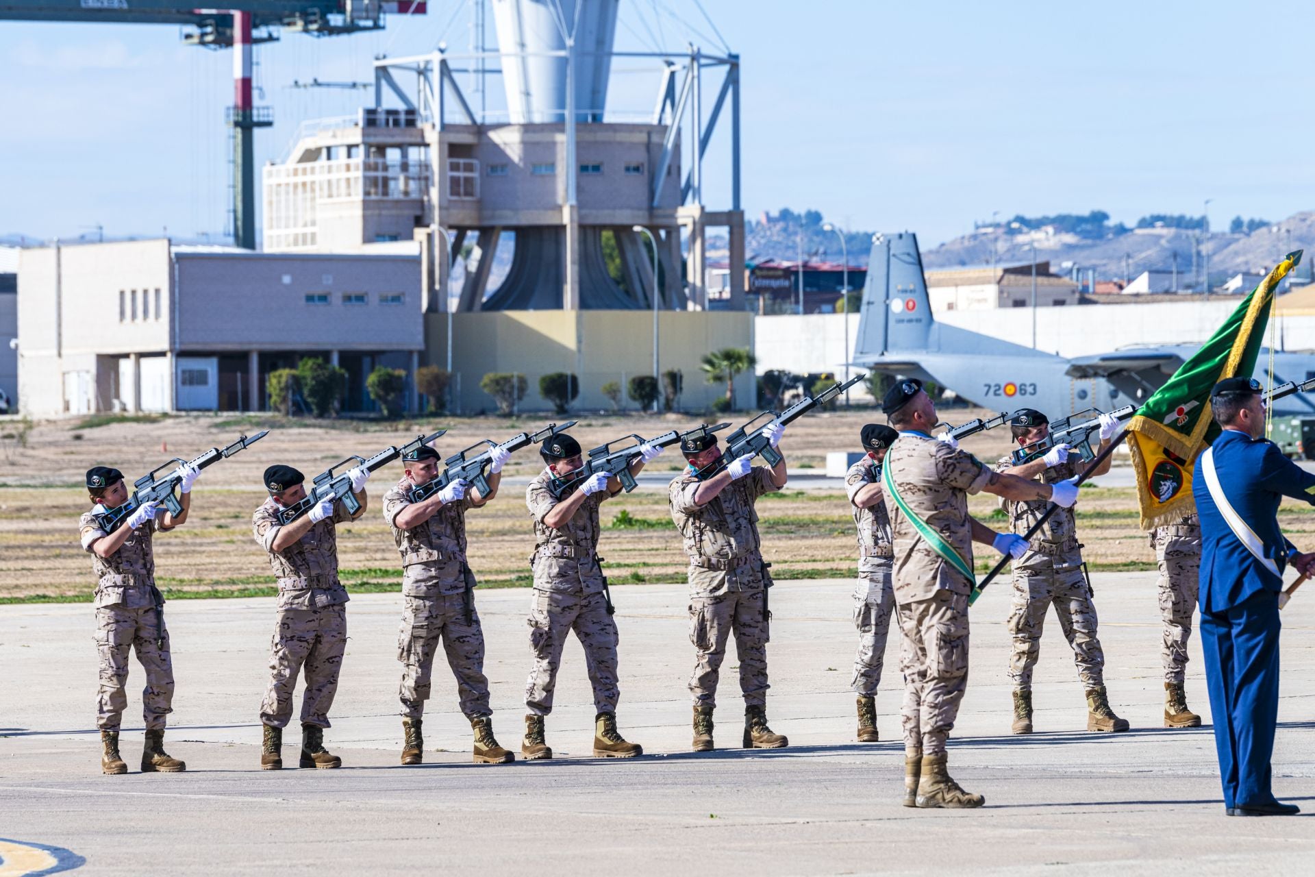 Las imágenes del aniversario de la Escuela Militar de Paracaidismo Méndez Parada de Alcantarilla