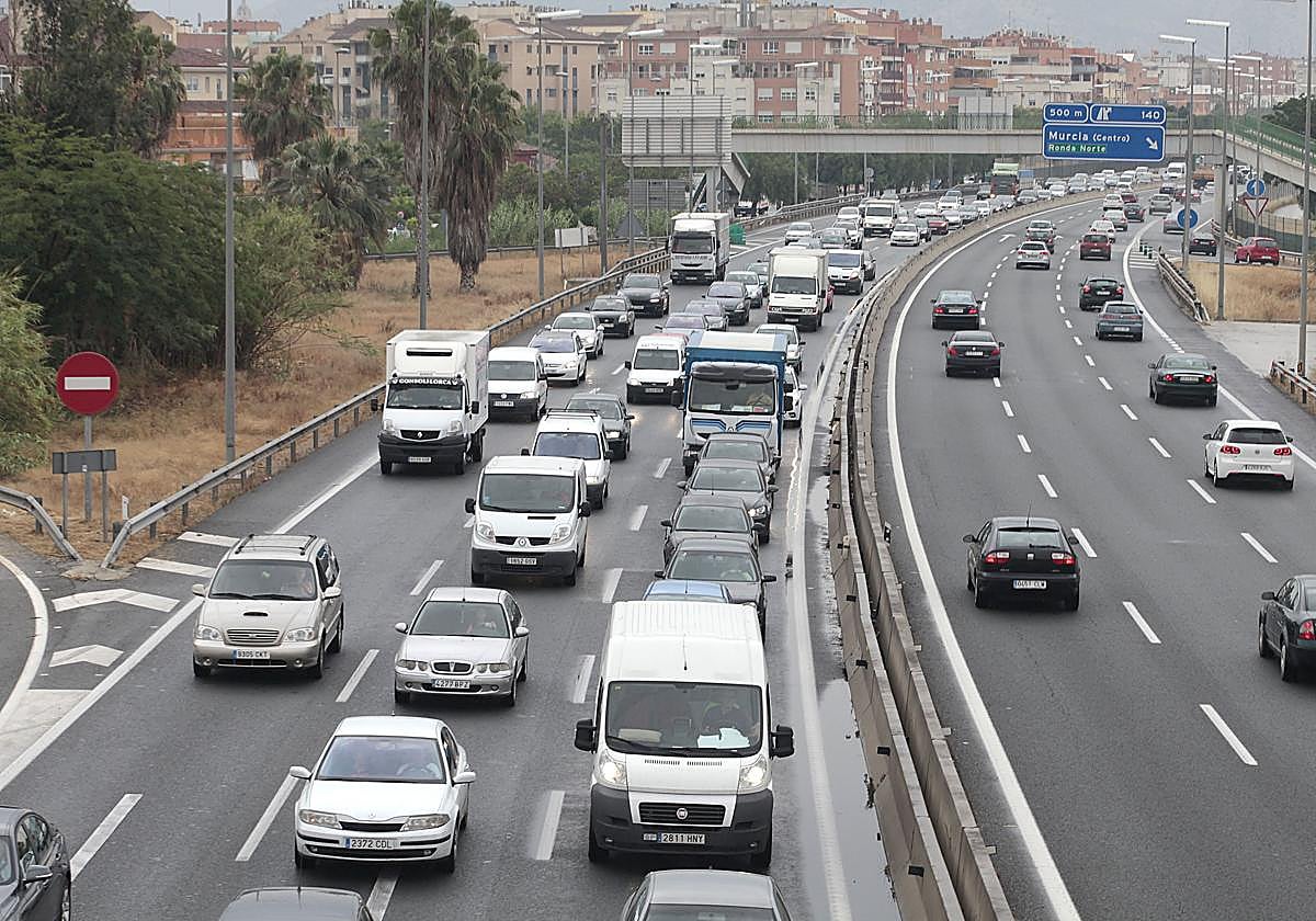 Retenciones en el sector de la autovía A-30 en Murcia colapsado este viernes, en una imagen de archivo.