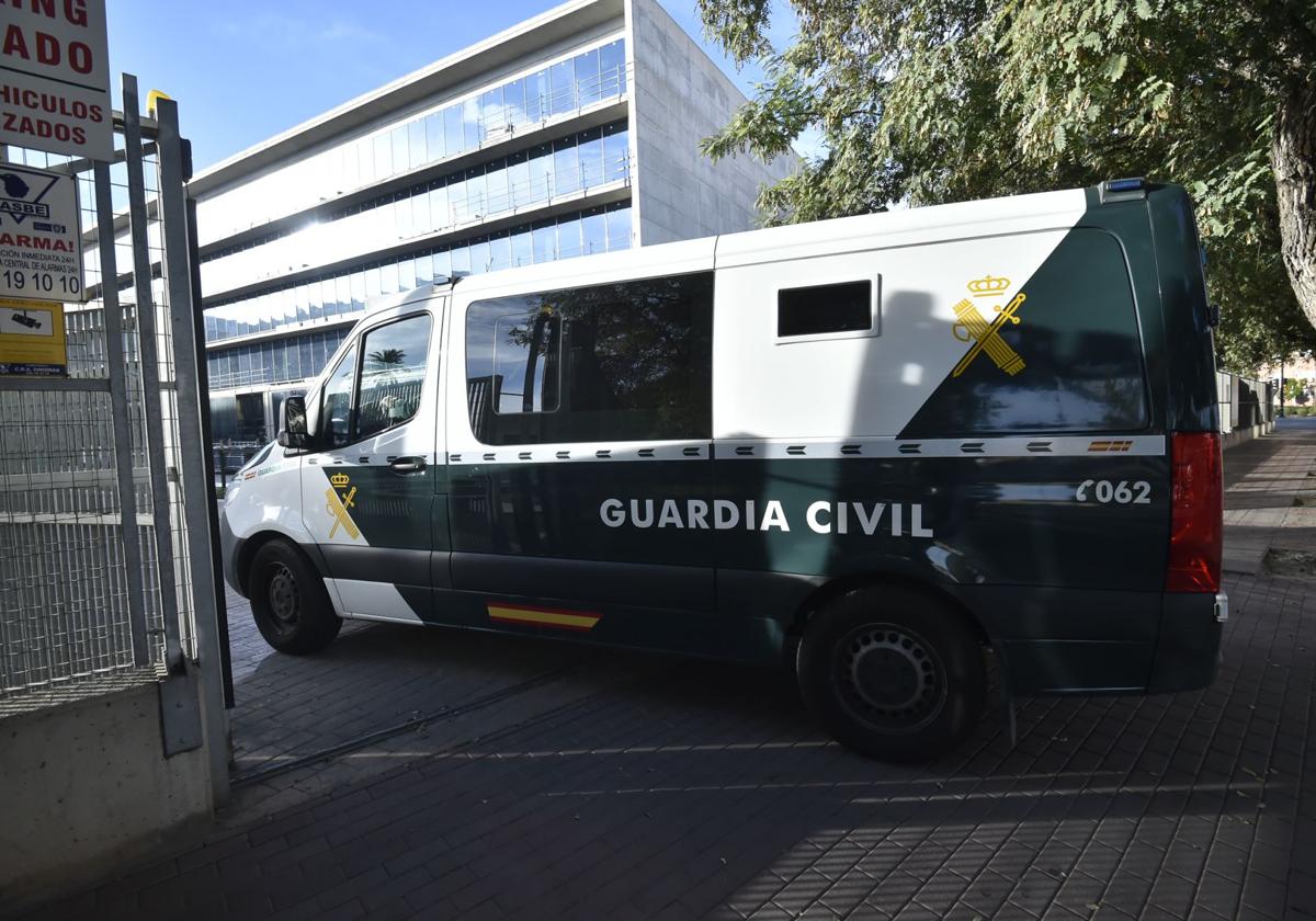 Traslado del detenido hasta la Ciudad de la Justicia de Murcia, este sábado.