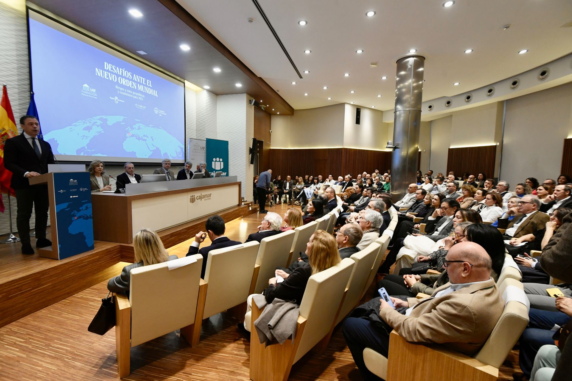 La mesa redonda &#039;Desafíos ante el nuevo orden mundial&#039;, en imágenes