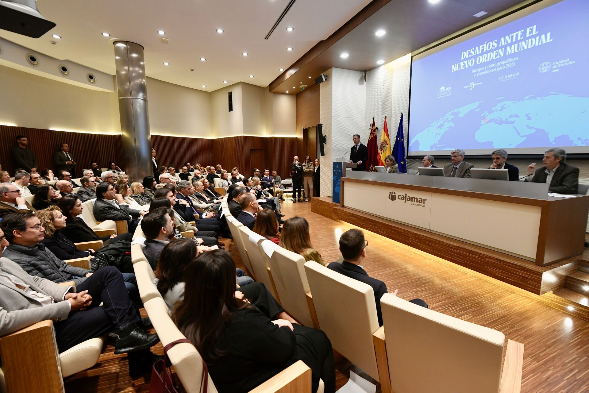 La mesa redonda &#039;Desafíos ante el nuevo orden mundial&#039;, en imágenes