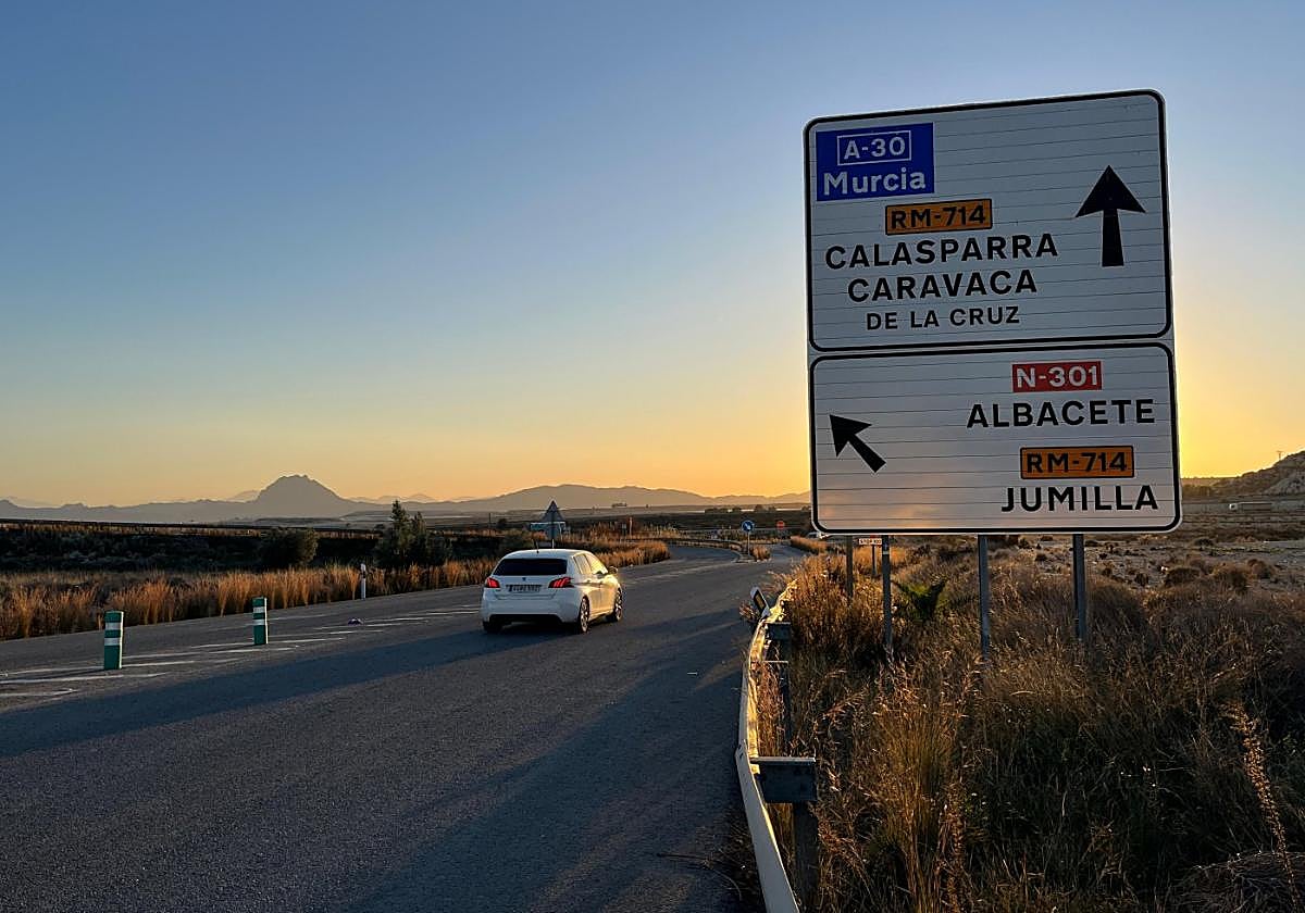 Un turismo, ayer, en la carretera RM-714, la que sustituirá la autovía del norte.