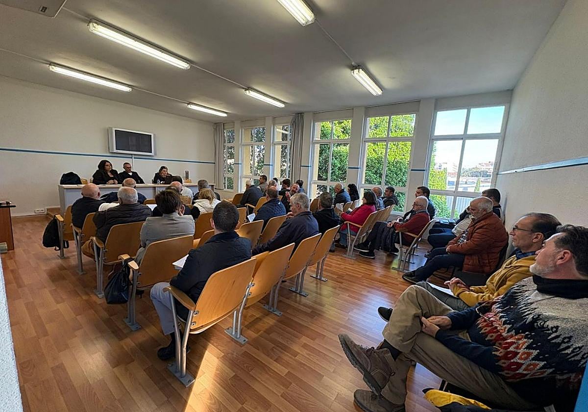 Presidentes de asociaciones de vecinos de Cartagena, en la última asamblea celebrada en diciembre, en la sede del organismo, en Santa Lucía.
