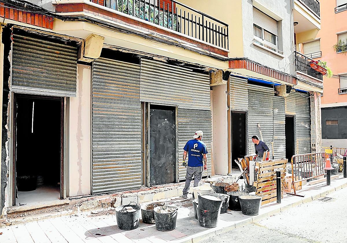 Los albañiles trabajan a destajo para transformar un local comercial en la calle Manuel de Falla de Murcia en nueve viviendas de pequeño tamaño.