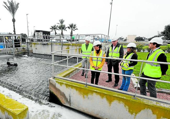 Francis Navarro, Inmaculada Serrano, el concejal Antonio Navarro, Alicia Gadena y Simón Nevado, durante la visita a las instalaciones.