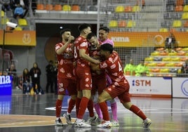 César, Ricardo, Esteban y Juanjo abrazan a David Álvarez tras su gol al Betis en la Supercopa.