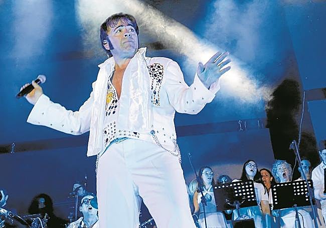 El mejor imitador del rey del rock. Willie Climent en la piel de Elvis Presley, con un traje valorado en más de 2.000 euros.
