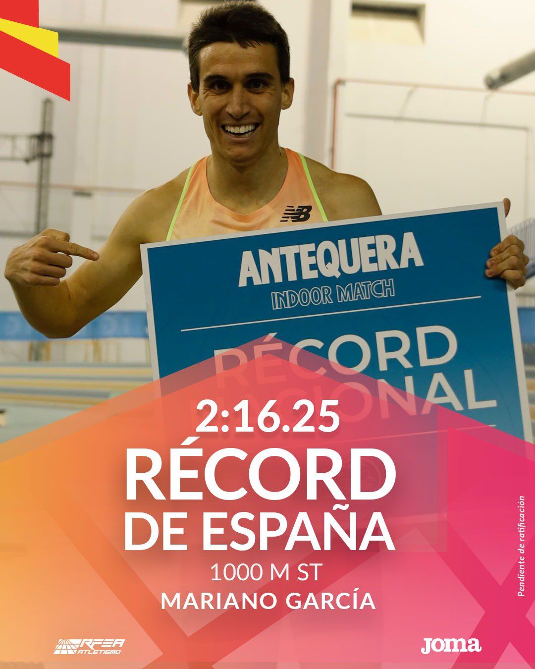 Mariano García posando con el cartel que le acredita como nuevo 'recordman' español de 1.000 metros.