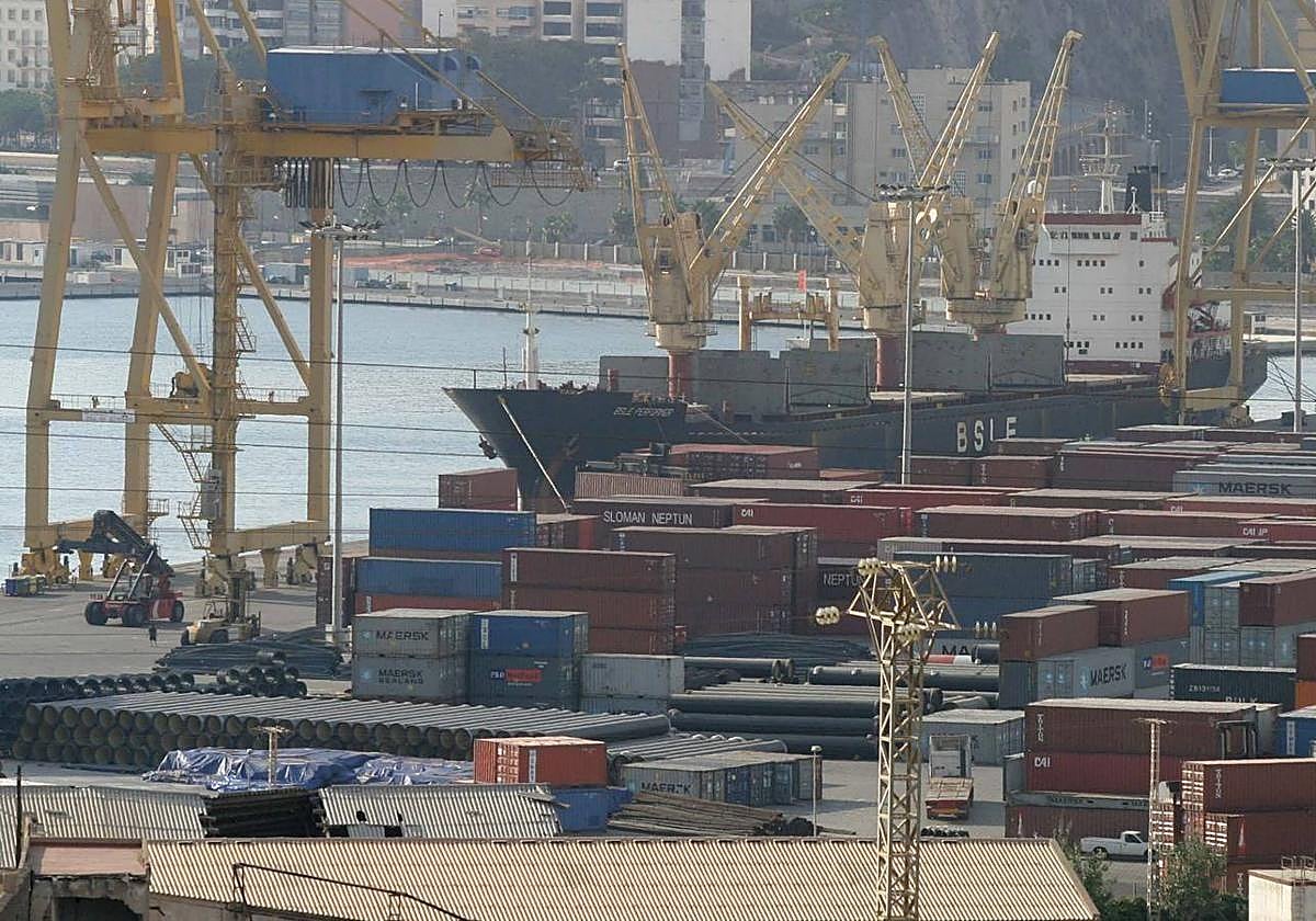 Imagen de archivo de contenedores en el muelle del Puerto de Cartagena.