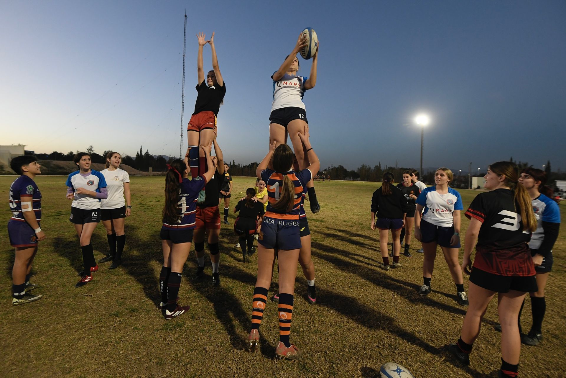 Un entrenamiento de rugby femenino, en imágenes