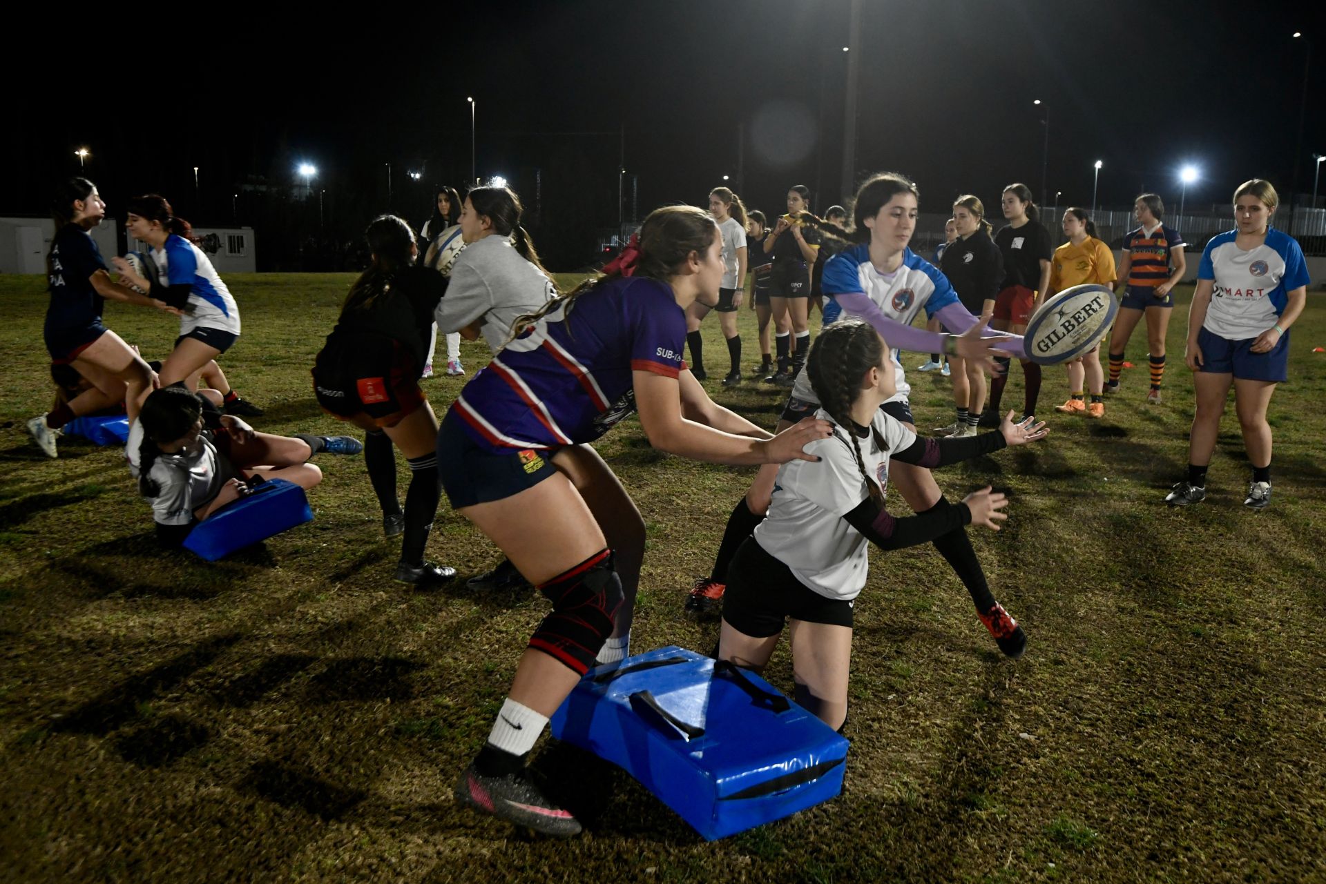 Un entrenamiento de rugby femenino, en imágenes