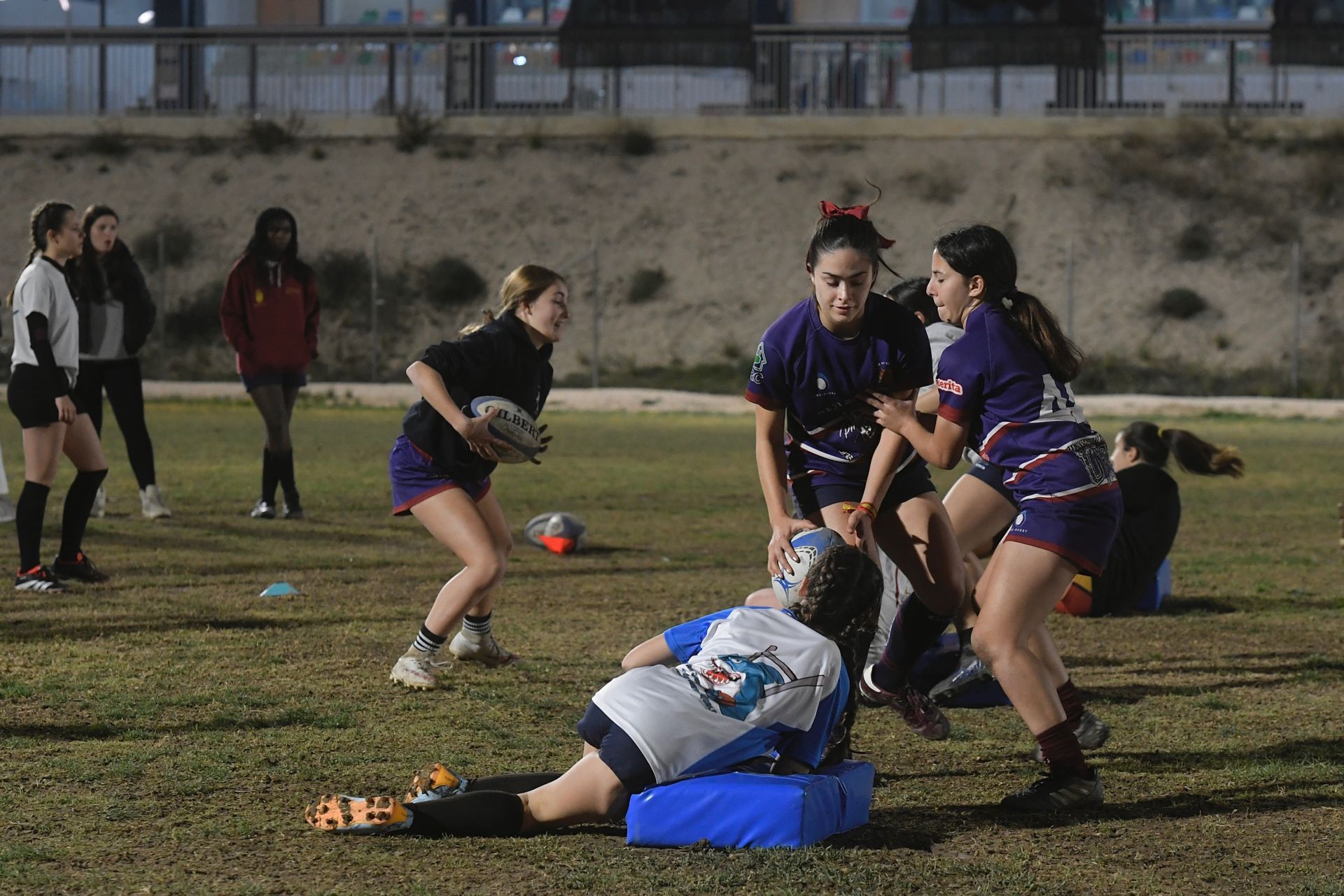 Un entrenamiento de rugby femenino, en imágenes