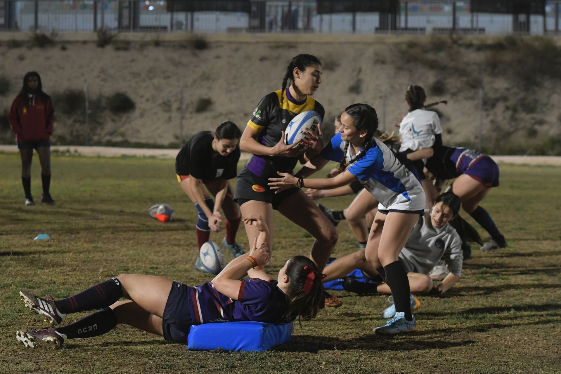 Un entrenamiento de rugby femenino, en imágenes