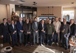 Javier Moro, en el centro, con una copa de vino. A su izquierda, Joaquín Zapata, alcalde de La Unión. A su derecha, el chef Juan Ángel Nadal, acompañados de otros invitados, reunidos en el restaurante El Rincón del Patrón, ubicado en la ciudad del Cante de las Minas.