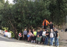 Participantes en las tareas del limpieza del árbol, ayer, en el límite entre Ojós y Villanueva.