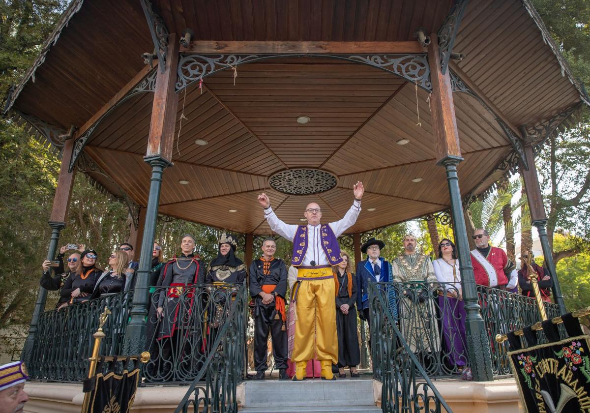 Las imágenes del desfile del Medio Año Festero en Orihuela