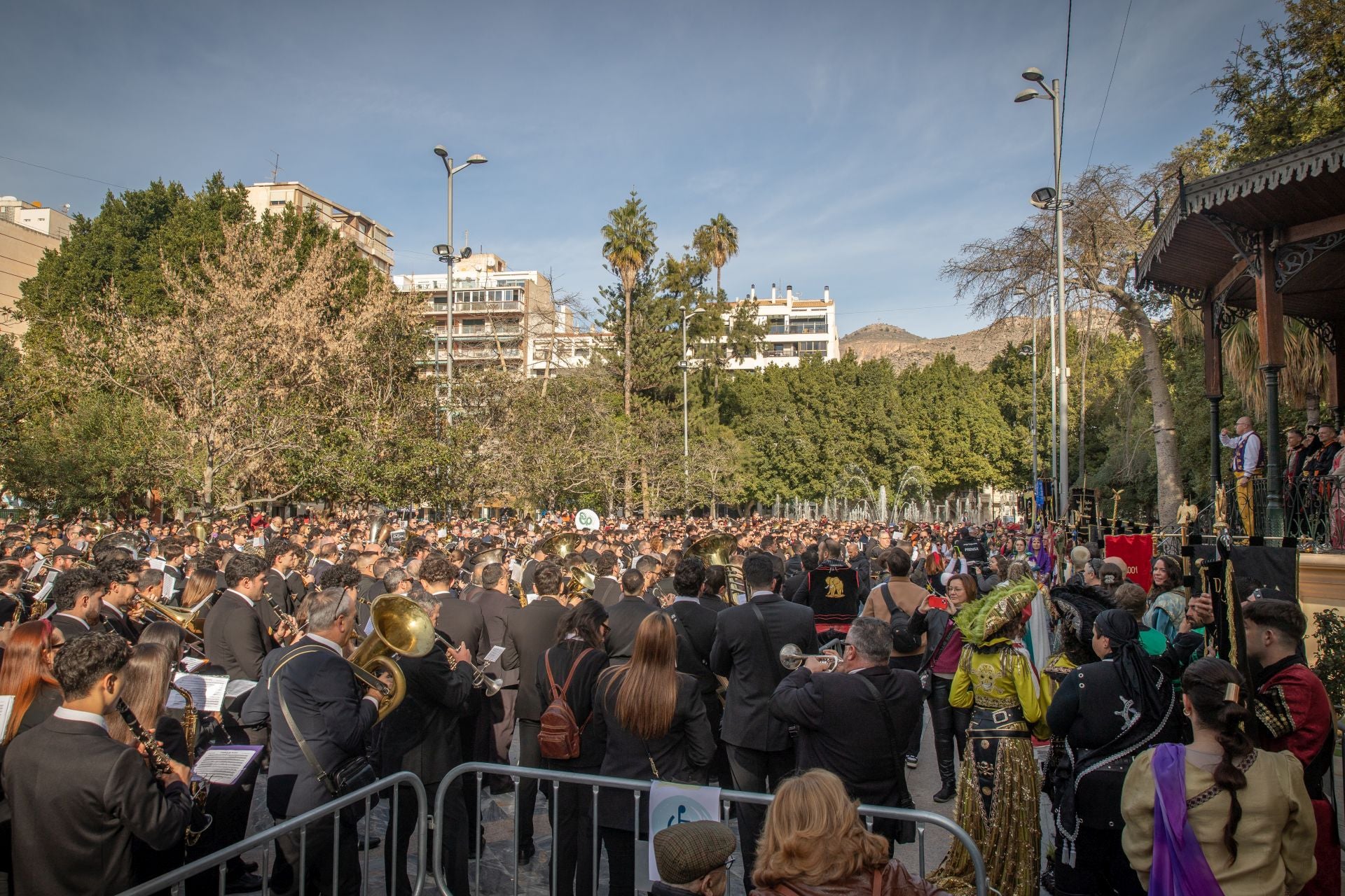 Las imágenes del desfile del Medio Año Festero en Orihuela