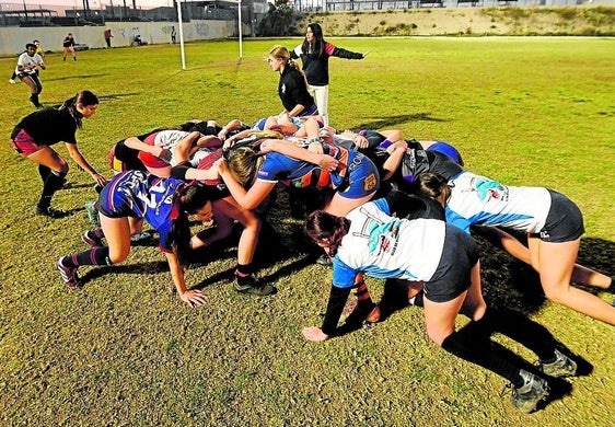 Raquel Mateos, seleccionadora murciana, da instrucciones a las jugadoras de la academia femenina de 14 a 18 años de la federación, este viernes en Las Torres de Cotillas.