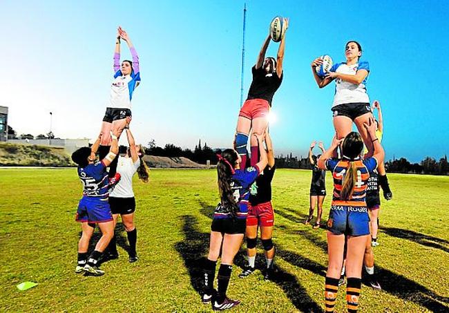 Varias jugadoras de la academia, en acción.