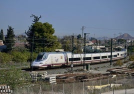 Un tren AVE procedente de Madrid a su paso por Murcia.