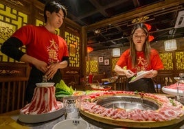 Chia Chieh Woo Xia y su hermana preparan el 'hot pot' en Gran Dragón.