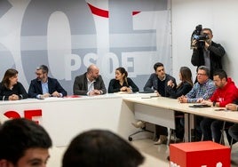 Francisco Lucas (segundo izqda.), reunido la pasada semana con los secretarios generales de las agrupaciones locales PSOE en la Región.