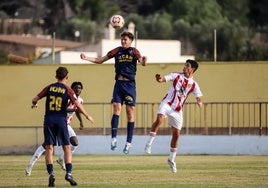 Montes, del UCAM, cabecea un balón ante Leandro.