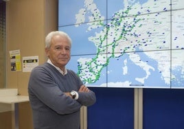 José Esteban Conesa, consejero delegado de Primafrio, en la sede central de la empresa en Alhama de Murcia, junto a un panel que muestra el movimiento de sus camiones.