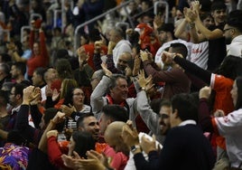 Aficionados del Jimbee celebran la Supercopa en el Palacio.