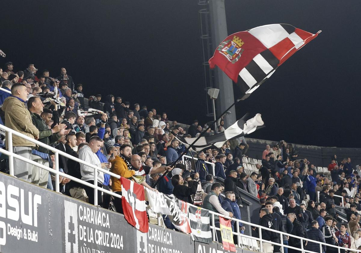 Aficionados del Cartagena animan desde el fondo sur al equipo en una de las dos victorias de esta temporada en el estadio Cartagonova.