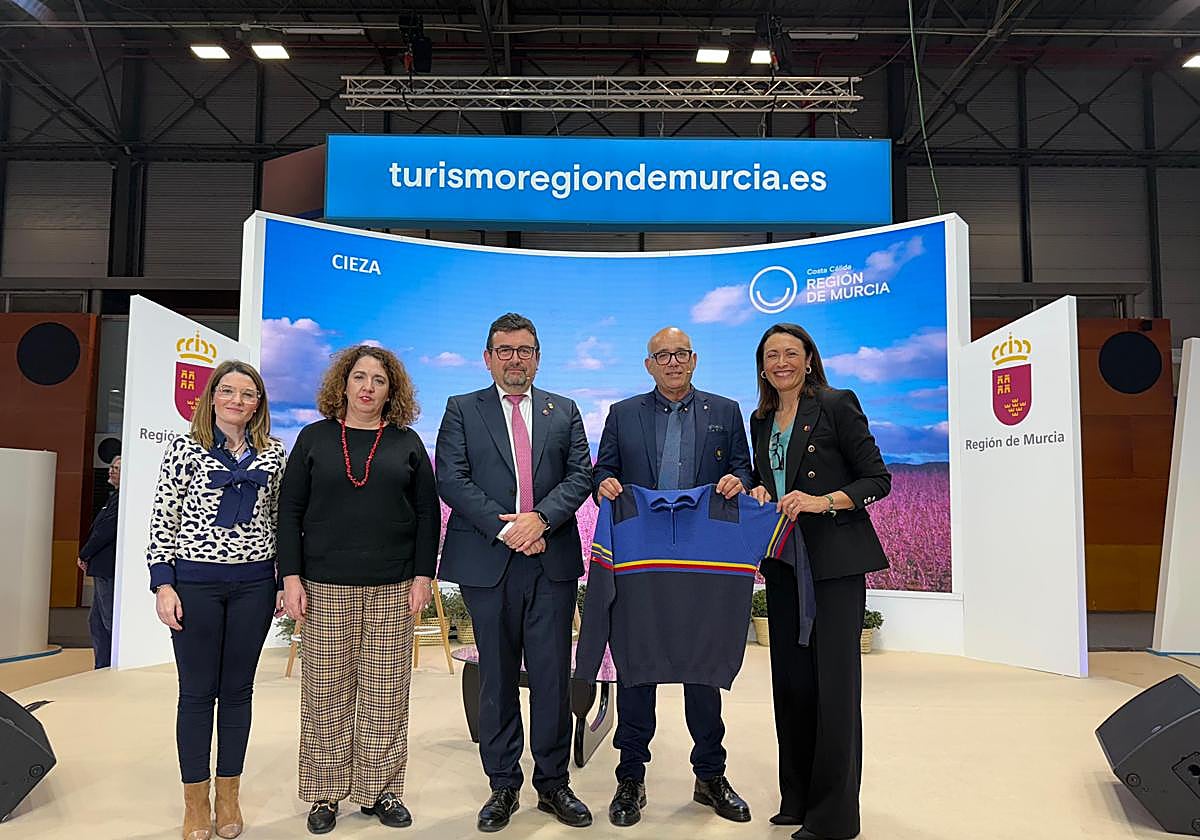 De izquierda a derecha, Gertrudis Villa, Concejal de Festejos, María Ángeles Ruíz, concejal Hacienda, Alcalde Tomás Rubio, Luis Gómez, OJE Cieza y María Turpin, concejal de Turismo