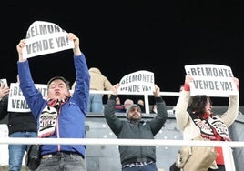 Aficionados del Efesé, en el último partido en casa, exigen al presidente que venda el club.