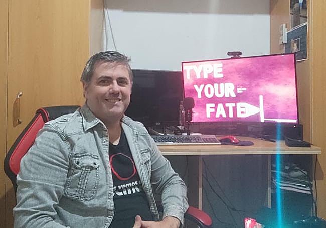 Moisés Frutos posa junto al menú principal del videojuego 'Type Your Fate'.