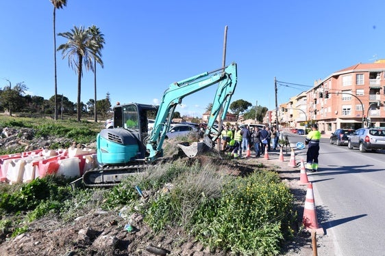 Obras de la nueva acera, este lunes por la mañana.