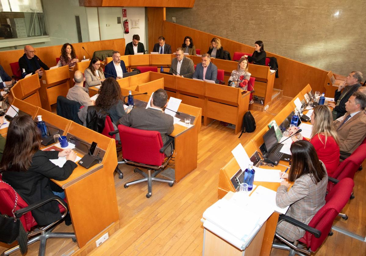 Los concejales durante la sesión plenaria en el Ayuntamiento.