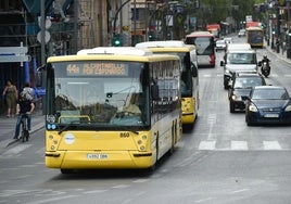 Autobuses circulando por Murcia en una imagen de archivo.